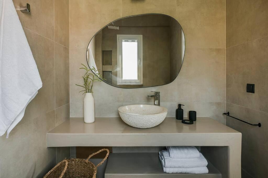 Lourdas White Villa Lourdata  Ngoại thất bức ảnh