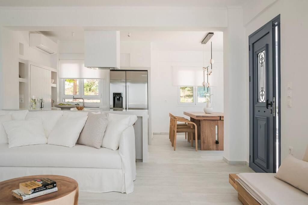 Lourdas White Villa Lourdata  Ngoại thất bức ảnh